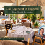 Roggendorf v Pöggstalle – Rekreačné apartmány Gutenbrunn Terasa vonkajšej reštaurácie so stolmi s bielymi obrusmi pod veľkými slnečníkmi; na zelenom nápise je napísané: 'Das Rogendorf v Pöggstalle – Náš tip pre dovolenkárov'; v pravom dolnom rohu je kruhová vložená fotografia usmievajúceho sa páru.
