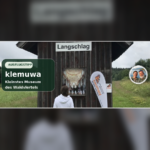 klemuwa – das kleinste Museum des Waldviertels - Ferienwohnungen Gutenbrunn klemuwa in Langschlag mit dem ehemaligen Bahnwartehäuschen, dem Schild Langschlag und Anna-und-Herbert-Badge