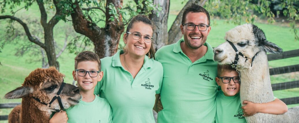A happy family with alpacas at the Anna & Herbert Gutegenbrunn vacation rentals in the family-friendly Waldviertel region.