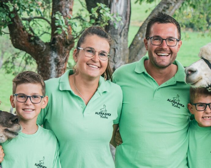 Eine glückliche Familie mit Alpakas bei den Ferienwohnungen Anna & Herbert Gutegenbrunn im familienfreundlichen Waldviertel.