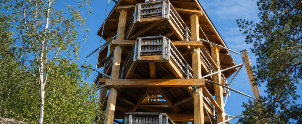 Aussichtsturm bei Ferienwohnungen Anna & Herbert Gutegenbrunn - Ferienwohnungen Gutenbrunn Ein Paar auf dem Aussichtsturm bei den Ferienwohnungen Anna & Herbert Gutegenbrunn im Waldviertel, umgeben von Natur für einen aktiven Urlaub.