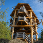 Aussichtsturm bei Ferienwohnungen Anna & Herbert Gutegenbrunn - Ferienwohnungen Gutenbrunn Ein Paar auf dem Aussichtsturm bei den Ferienwohnungen Anna & Herbert Gutegenbrunn im Waldviertel, umgeben von Natur für einen aktiven Urlaub.