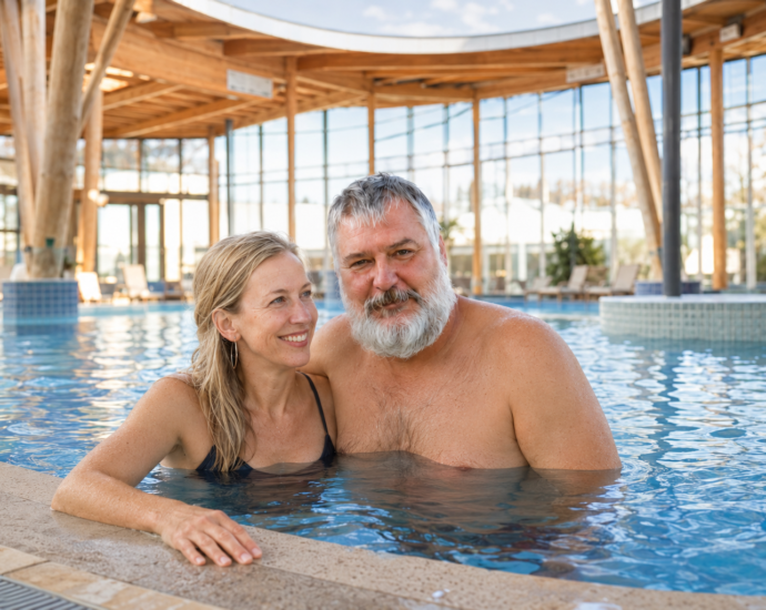 Pár si užívá wellness centrum v blízkosti prázdninových apartmánů Anna & Herbert Gutegenbrunn, které jsou ideální pro bezbariérovou dovolenou ve Waldviertelu.