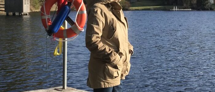 Erholung am See bei Ferienwohnungen Anna & Herbert Gutenbrunn Eine Frau steht auf einem Holzsteg am See nahe der Ferienwohnungen Anna & Herbert Gutenbrunn, ideal für einen barrierefreien Urlaub im Waldviertel.