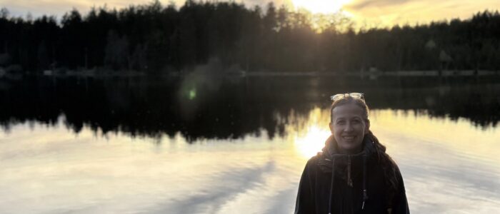 Sonnenuntergang am See bei Ferienwohnungen Anna & Herbert Eine lächelnde Frau vor einem See im Waldviertel bei Sonnenuntergang, ideal für Gäste der Ferienwohnungen Anna & Herbert Gutenbrunn.