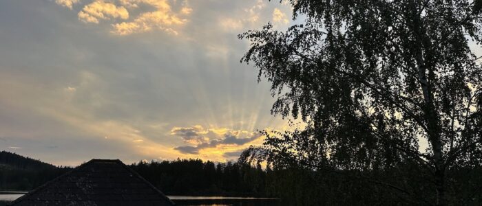 Sonnenuntergang am See bei den Ferienwohnungen Gutenbrunn Stimmungsvoller Sonnenuntergang am See nahe der Ferienwohnungen Anna & Herbert Gutenbrunn, ideal für einen erholsamen, barrierefreien Urlaub.