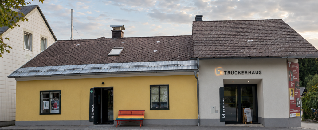 Kultura v Truckerhausu Gutenbrunn – prázdninové apartmány Gutenbrunn Bezbariérový Truckerhaus v Gutenbrunnu nedaleko prázdninových apartmánů Anna & Herbert – kulturní místo setkávání s bezbariérovým přístupem pro všechny hosty.