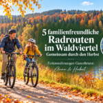 5 cyklotrás vhodných pre rodiny s deťmi vo Waldvierteli na jeseň – Ubytovanie u Anny a Herberta – Ubytovanie v Gutenbrunne Rodinná cyklistika na slnečnej jesennej trase s jazerom a farebnými stromami; propagačný banner pre päť cyklotrás vhodných pre rodiny v regióne Walviertel a ponuka ubytovania na jesennej dovolenke od Anny a Herberta, Gutenbrunn Ferienwohnungen (fotografia usmievajúceho sa páru v kruhu).