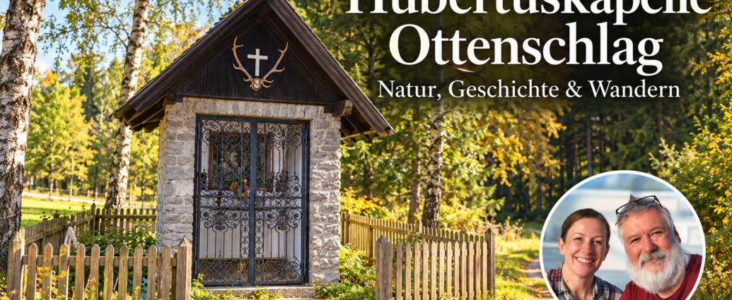 Ottenschlag-i Hubertus-kápolna – Természet, történelem és túrázás – Gutenbrunn-i nyaralóapartmanok Mesterséges intelligencia által generált kép az ottenschlagi Hubertus-kápolnáról, oromzatos tetővel, rácsos bejárattal és Anna és Herbert fotós jelvényével.