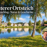 Unterer Ortsteich Ottenschlag – Natur und Geschichte - Ferienwohnungen Gutenbrunn I-generierte Ansicht des Unteren Ortsteichs Ottenschlag mit Spiegelungen, Häusern, Schlosstürmen und einem Foto-Badge von Anna und Herbert.