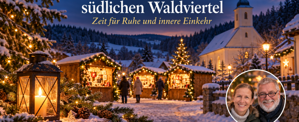 Festive snow-covered Advent market at dusk with lit stalls, a church in the background, and a circular photo of smiling couple in the lower right; text reads 'Advent im südlichen Waldviertel' and subtitle in gold.