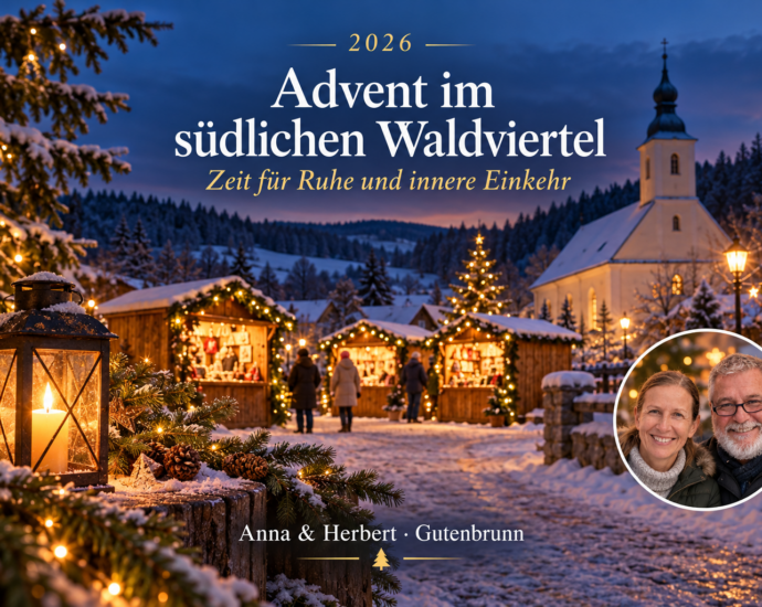 Advent a Dél-Waldviertelben – Gutenbrunn nyaralóapartmanok Ünnepi, hóval borított adventi vásár alkonyatkor, kivilágított standokkal, a háttérben egy templommal, valamint a jobb alsó sarokban egy mosolygó pár kör alakú fényképe; a szöveg: 'Advent a déli Waldviertelben', arany színű alcímmel.