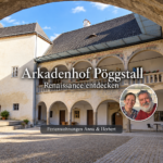 Arkadenhof Schloss Pöggstall – Renaissance entdecken - Ferienwohnungen Gutenbrunn KI-gestaltete Ansicht des Arkadenhofs von Schloss Pöggstall mit Renaissance-Arkaden und Foto-Badge von Anna und Herbert.