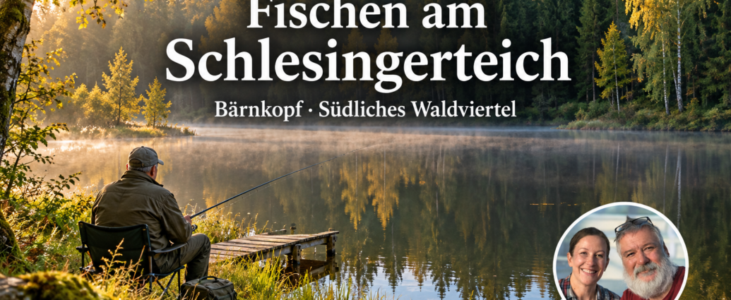 Fischen am Schlesingerteich in Bärnkopf - Ferienwohnungen Gutenbrunn Angler an einem herbstlichen Waldteich mit Schriftzug „Fischen am Schlesingerteich“ und Foto-Badge von Anna und Herbert.