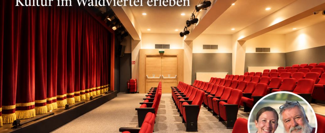 Divadlo Kammerbühne Ottenschlag – Zažijte kulturu v Waldviertelu – Prázdninové apartmány Gutenbrunn Ilustrace vytvořená pomocí umělé inteligence, znázorňující sál divadla Kammerbühne Ottenschlag s červenými řadami sedadel, jevištní oponou a kruhovým portrétem Anny a Herberta.