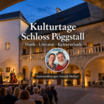ulturtage Schloss Pöggstall – Musik und Literatur - Ferienwohnungen Gutenbrunn KI-gestaltete Konzertszene im Arkadenhof von Schloss Pöggstall mit Publikum und Foto-Badge von Anna und Herbert.