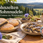 Mohnzelten und Mohnnudeln – Süßer Genuss im Waldviertel - Ferienwohnungen Gutenbrunn Mohnzelten und Mohnnudeln auf einem Holztisch vor einer Waldviertler Landschaft, mit Foto-Badge von Anna und Herbert.