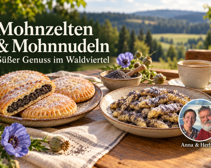 Mohnzelten und Mohnnudeln auf einem Holztisch vor einer Waldviertler Landschaft, mit Foto-Badge von Anna und Herbert.