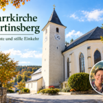 A Martinsbergi plébániatemplom – Történelem és csendes elmélkedés – Gutenbrunn nyaralóapartmanok Mesterséges intelligenciával létrehozott címkép a Martinsbergi plébániatemplomról őszi hangulatban, Anna és Herbert alakjaival egy kerek fotóembléma közepén.