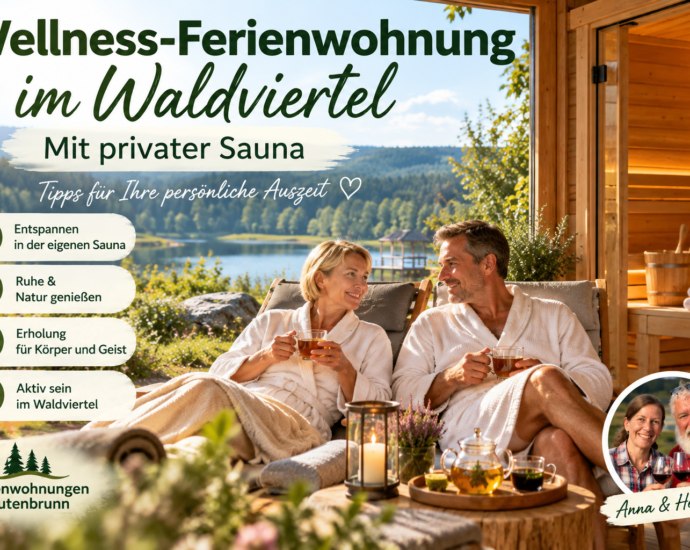 Pár v županech odpočívá na dřevěné terase s vlastní saunou, s výhledem na lesní jezero; vlevo jsou vyznačeny wellness služby a logo 'Ferienwohnungen Gutenbrunn'.