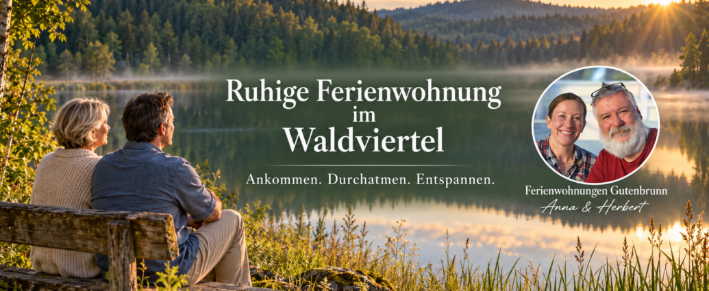 Csendes nyaraló a Waldviertel régióban – Anna és Herbert Gutenbrunn nyaralói – Gutenbrunn nyaralók Reggeli jelenet a tóparton: egy idősebb pár ül egy padon, háttérben az erdő, valamint a házigazdák kör alakú fényképe; a Walviertel-i nyaraló (Ruhige Ferienwohnung) reklámtranszparense.