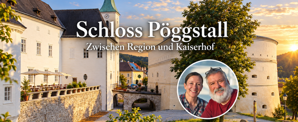 Gestaltete Ansicht von Schloss Pöggstall im Abendlicht mit Schriftzug „Zwischen Region und Kaiserhof“ und Foto-Badge von Anna und Herbert.