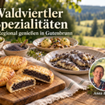 Waldviertler Spezialitäten – regional genießen - Ferienwohnungen Gutenbrunn Waldviertler Mohnzelten, Mohnnudeln und Erdäpfelknödel vor einer Waldlandschaft mit Foto-Badge von Anna und Herbert.