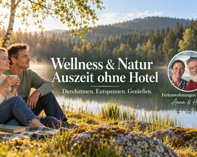 Pár sedící na dece u klidného jezera a borového lesa při západu slunce; na banneru je nápis 'Wellness & Natur Auszeit ohne Hotel' s vloženou fotografií Anny a Herberta u kulatého rámečku vpravo.
