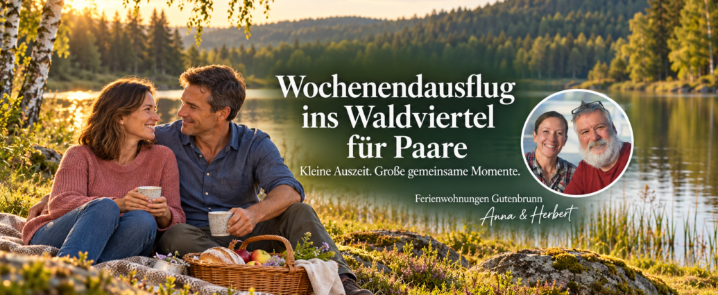 Víkendový výlet do Waldviertelu pro páry – prázdninové apartmány Gutenbrunn Pár na dovolené při pikniku u lesního jezera ve večerním světle, vedle nich Anna a Herbert na fotografické visačce.